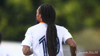 Voetballer met dreadlocks tot de enkels twee keer slachtoffer van haren trekken