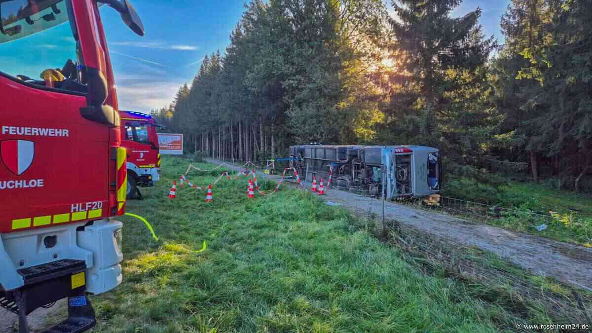 Auf dem Weg zum Oktoberfest: Reisebus kippt auf A96 in Bayern um – zwei Tote, zahlreiche Verletzte