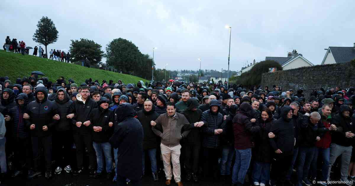 Toestaan van omstreden Oranjemars zorgt voor spanning in Noord-Ierland: zelfs premier demonstreert