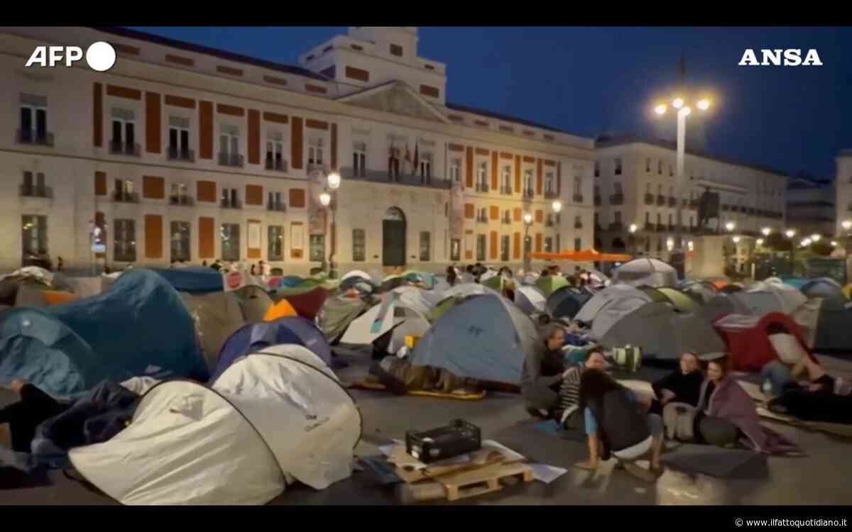 Centinaia di manifestanti accampati in Puerta del Sol per il diritto alla casa: la protesta a Madrid dopo lo sfratto di una 87enne