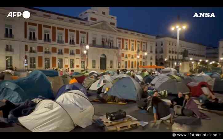 Centinaia di manifestanti accampati in Puerta del Sol per il diritto alla casa: la protesta a Madrid dopo lo sfratto di una 87enne