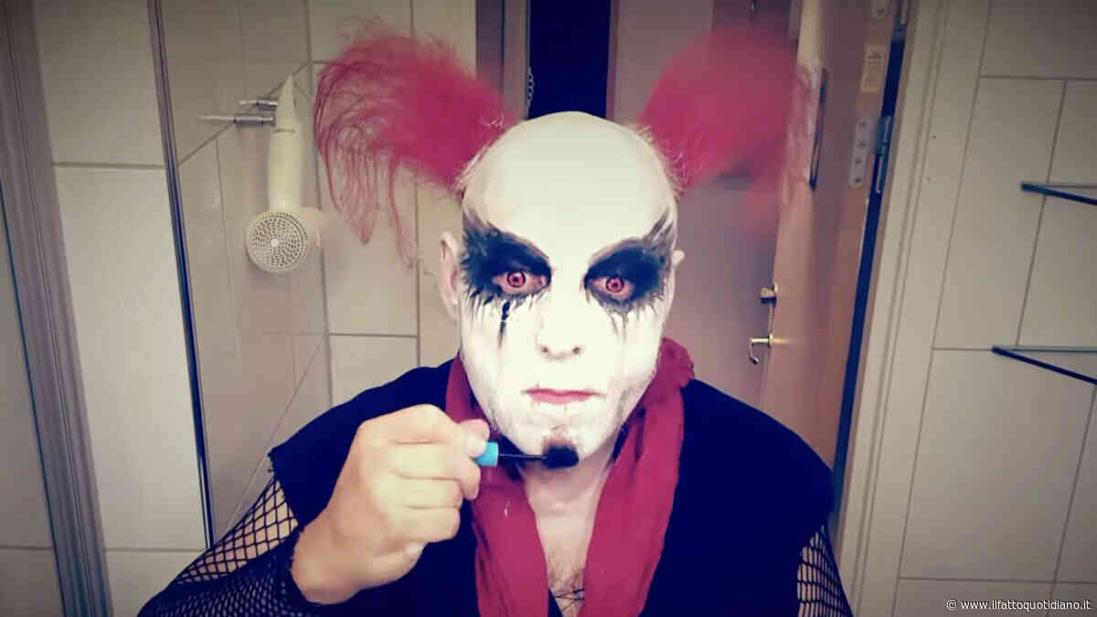 È morto Bruno Kramm, il fondatore della band tedesca Das Ich si accascia sul palco dopo il concerto a Granada