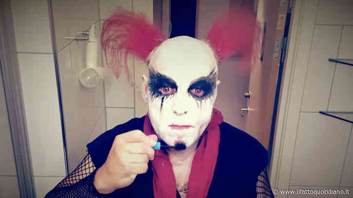È morto Bruno Kramm, il fondatore della band tedesca Das Ich si accascia sul palco dopo il concerto a Granada