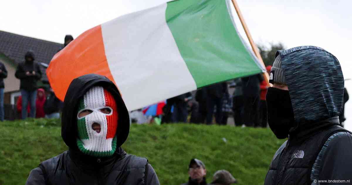 Oude spanningen tussen protestanten en katholieken in Noord-Ierland laaien op door omstreden Oranjemars