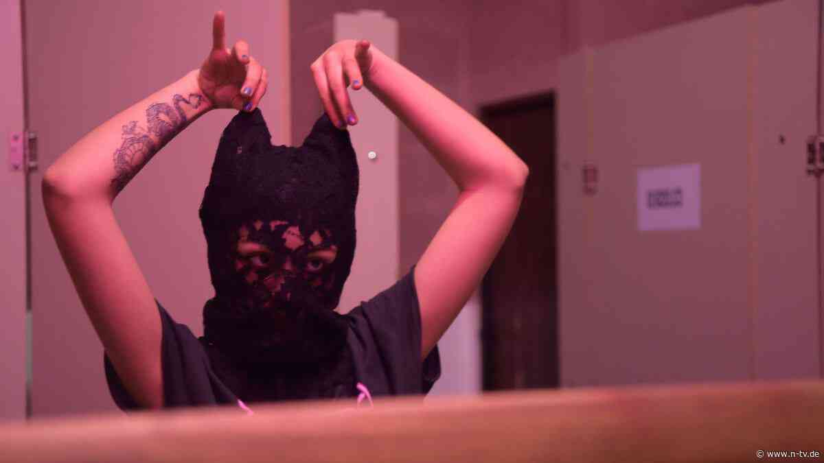 Geballte Faust mit Glitzernägeln: Die Antwort auf Gewalt lautet Gegengewalt