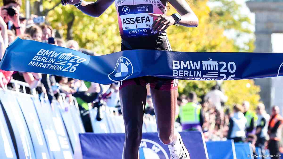 Tigst Assefa wint marathon Berlijn, maar mist wereldrecord na inzinking