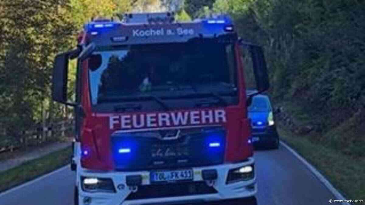 Kochel am See: Biker kracht auf abbiegendes Auto – Hubschrauber-Einsatz
