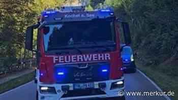 Kochel am See: Biker kracht auf abbiegendes Auto – Hubschrauber-Einsatz