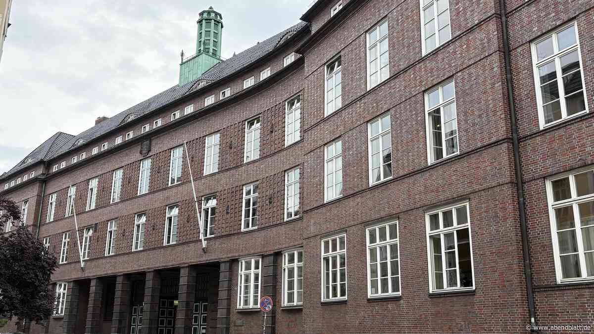 Hitlergruß, Messer, Springerstiefel: Vier junge Angeklagte vor Gericht