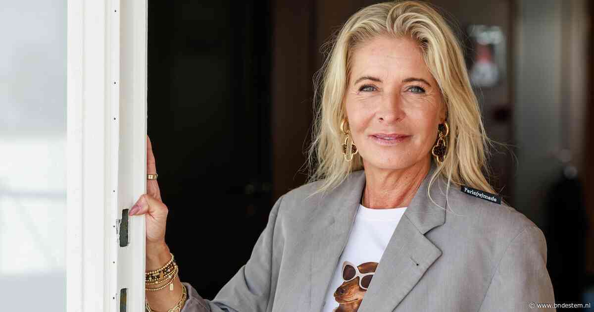 Mariska geniet van het omaschap en Denise leert haar hondje Kung Fu