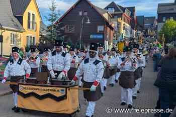 Festumzug und Bergparade: Rund 2000 Wanderer aus ganz Europa feiern am Fichtelberg das Erzgebirge