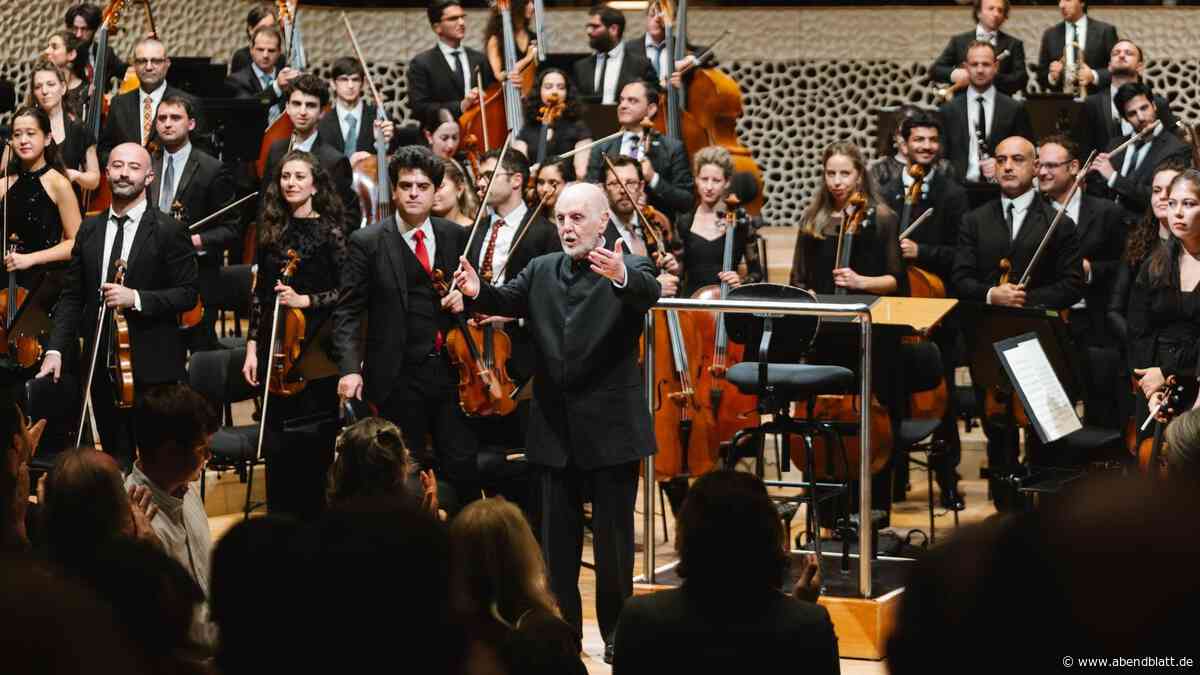 Berührend! Daniel Barenboim erhält in der Elbphilharmonie stehende Ovationen