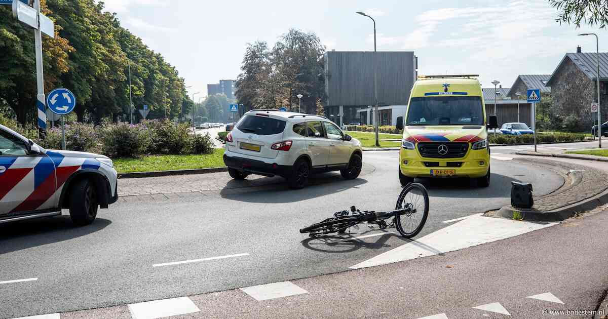 Fietsster gewond bij aanrijding op rotonde in Roosendaal