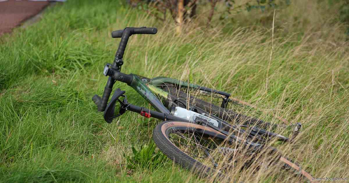 Man raakt zwaargewond bij botsing tussen twee wielrenners in Molenschot