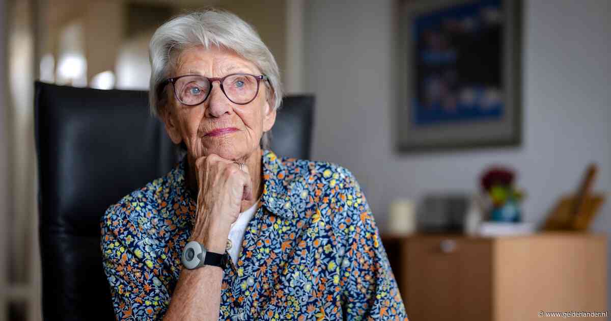 Alie (94) overleefde bombardement: ‘Het huis lag voorover, de meubels staken uit het puin’