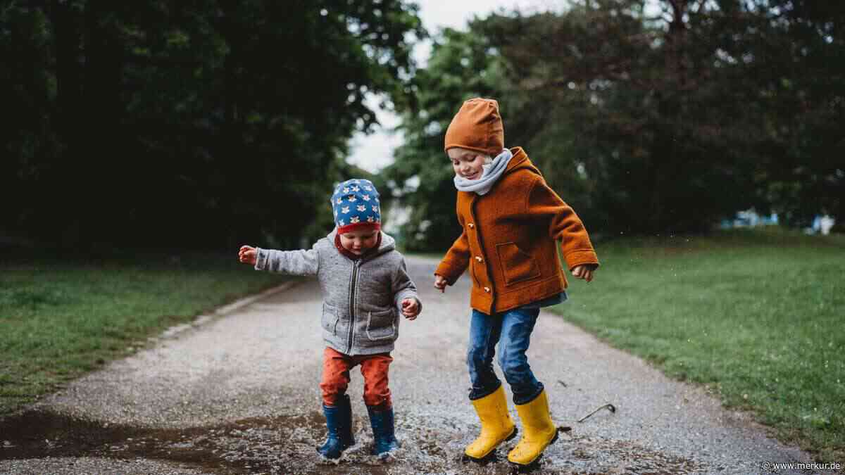 Plitsch, platsch: 4 Pfützenspiele, die Kinder lieben