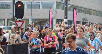 LIVE Tilburg Ten Miles | Deelnemers Ten Miles laten hun medailles graveren in de Koepelhal en gebied bij de finish stroomt vol