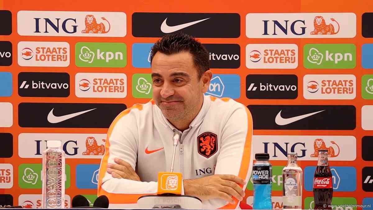 Xavi blikt lachend terug op Barça-tijd: 'Met Messi en Ronaldinho voor je...'