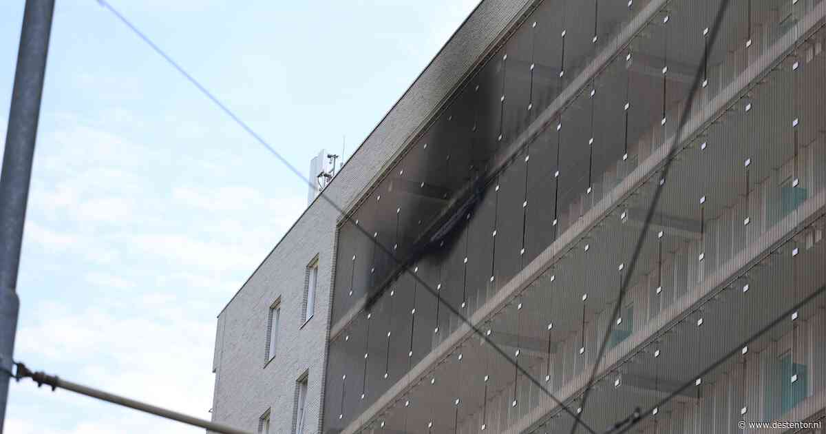 Grote brand in flat Nicolaas Ruychaverstraat in Nieuw-West