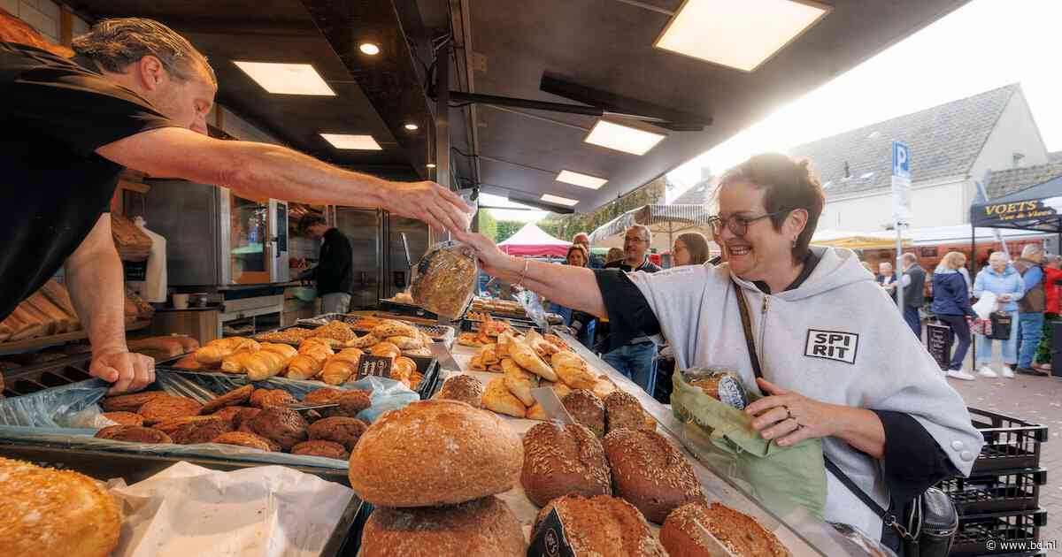 Weekmarkt Esch viert eerste verjaardag: ‘Zonder supermarkt is dit de plek waar mensen elkaar ontmoeten’