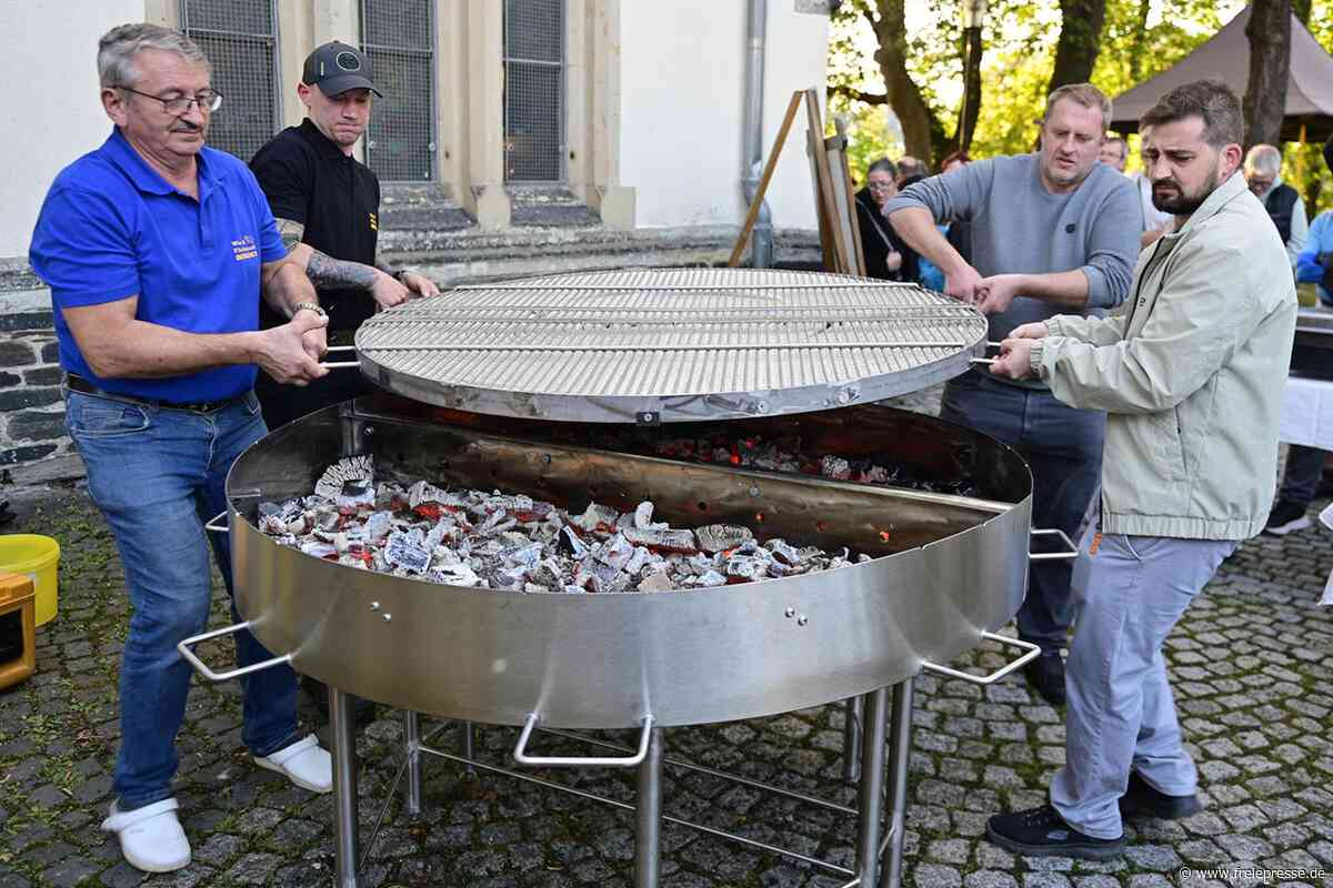 XXL-Bratwurst für den Erhalt von Zwillingskirchtürmen im Vogtland