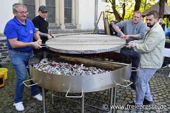 XXL-Bratwurst für den Erhalt von Zwillingskirchtürmen im Vogtland