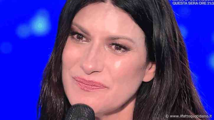 “Dopo la pandemia avevo deciso che volevo smettere, ma la mia famiglia e i miei migliori amici mi hanno dato la forza per tornare a cantare”: Laura Pausini si commuove