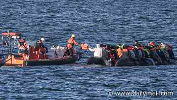 Damning photo that makes a mockery of Britain's £662m deal with France to help stop small boats crossing Channel