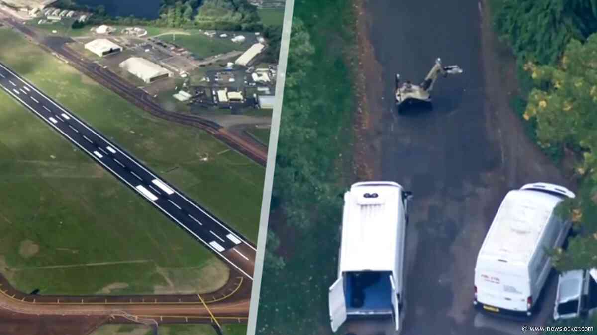 Luchtbeelden: robot doorzoekt witte busjes bij vliegbasis in VK