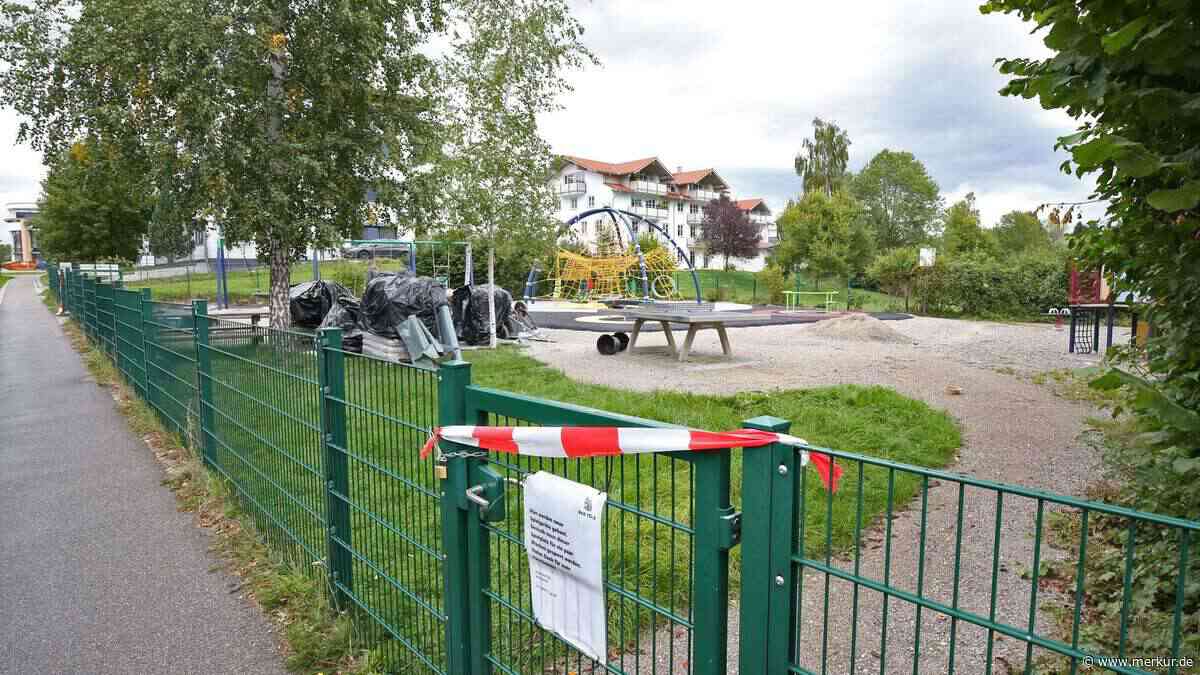 Seit Wochen gesperrt: Kinder stehen am Spielplatz vor verschlossener Tür