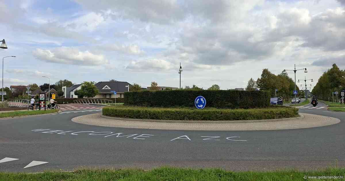 ‘Fck PVV’ en ‘Welcome azc’: opvallende graffiti in Lent na nieuws over vluchtelingenopvang