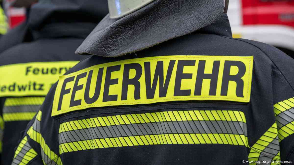 Kühlschrank im Garten brennt: Feuerwehreinsatz in Karlshuld