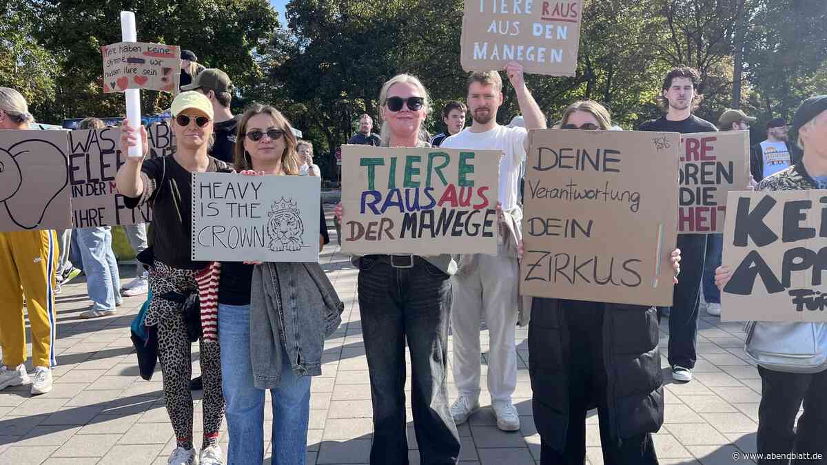 „Tiere raus aus der Manege“: Aktivisten demonstrieren vor Show von Circus Krone