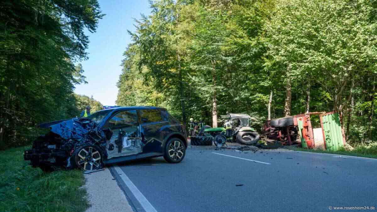 E-Auto kracht in Traktor: Feuerwehr bei Traunstein fünf Stunden beschäftigt – besondere Bedingungen