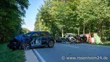 E-Auto kracht in Traktor: Feuerwehr bei Traunstein fünf Stunden beschäftigt – besondere Bedingungen