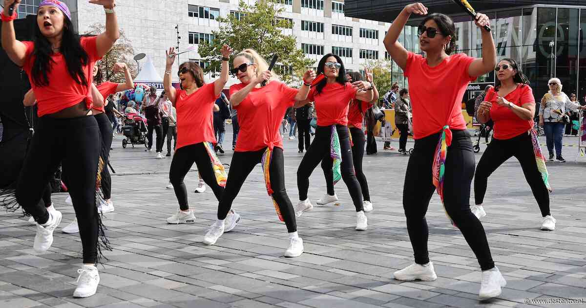 Van koren tot acrobaten: zo zag het Uitfestival in Almere eruit