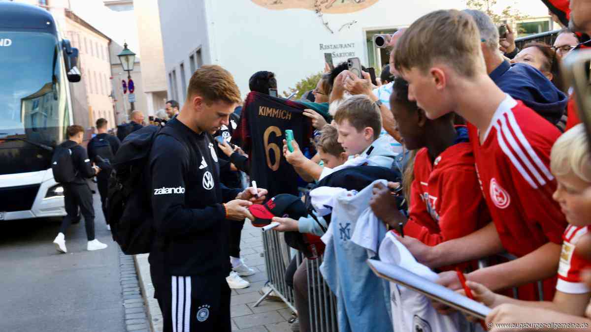 Stundenlanges Warten auf die Nationalmannschaft: So fieberte Augsburg mit