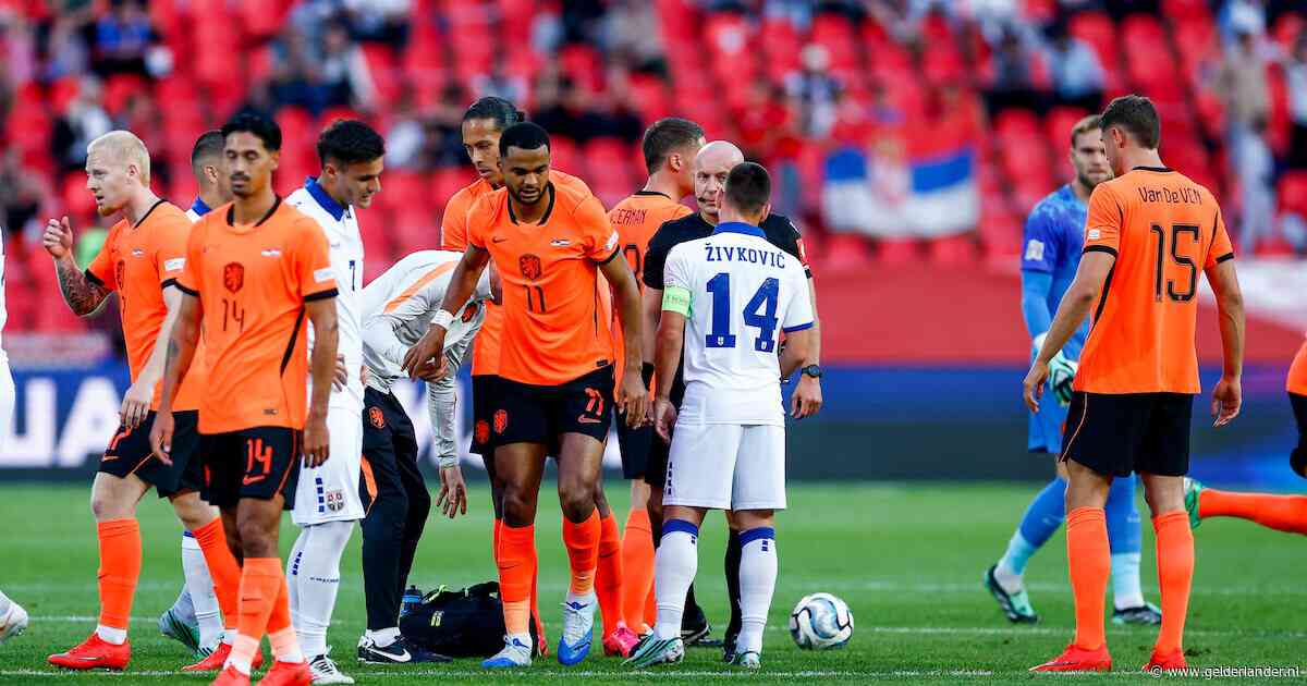 LIVE Nations League | Gakpo moet na harde tackle al snel van het veld tegen Servië, Van Bommel komt erin
