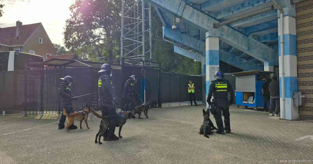 Stewards gewond na ongeregeldheden bij De Graafschap-FC Den Bosch; ambulance komt naar stadion