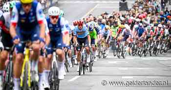 LIVE WK wielrennen | Fransen maken koers hard voor Paul Seixas, Mathieu van der Poel houdt zich koest in peloton