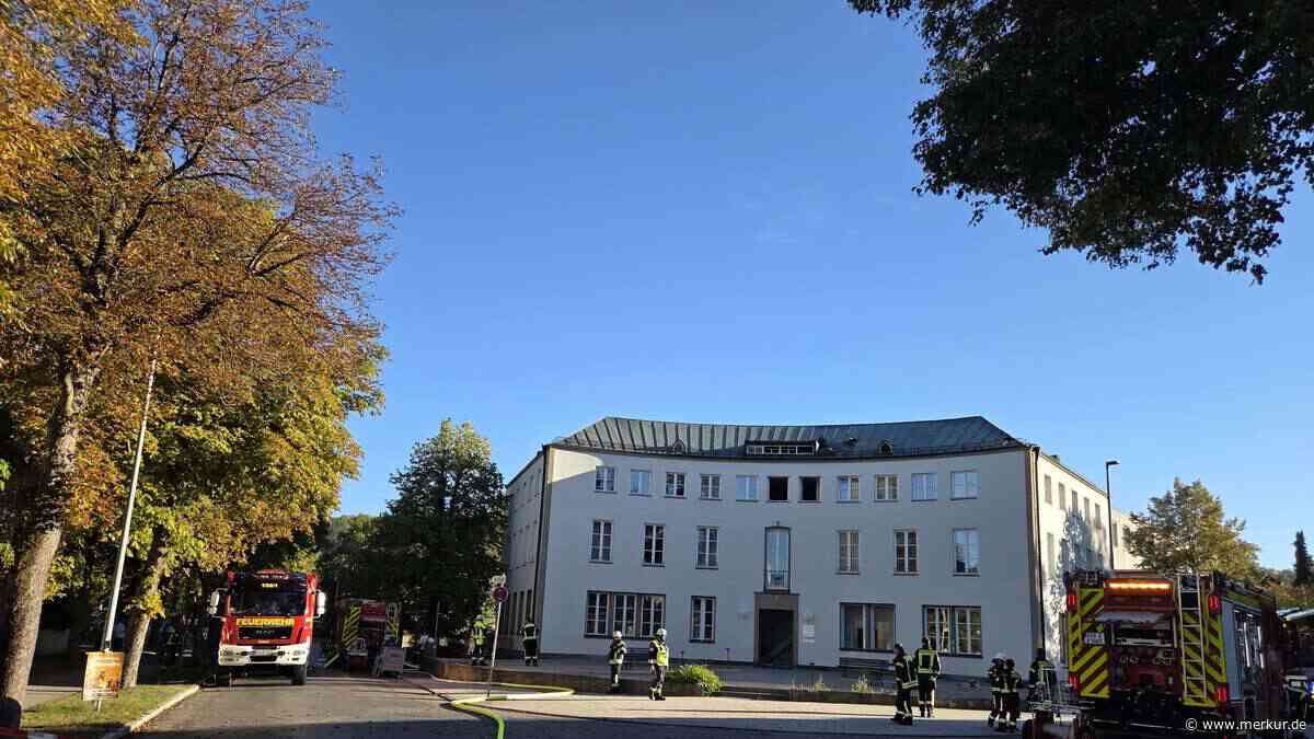 Großeinsatz in Fürstenfeldbruck: Rund 100 Einsatzkräfte bekämpfen Brand – Kühlmöglichkeiten gesucht