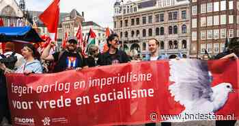 Duizenden mensen op de Dam bij protestactie ‘Stop de Oorlogskoorts’
