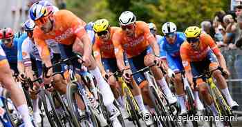 LIVE WK wielrennen | Fransen maken koers hard voor Paul Seixas, Mathieu van der Poel schuift op in peloton, Tim van Dijke onderuit