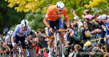 LIVE WK wielrennen | Amerikaan solo vooruit, Van der Poel gegrepen door favorietengroep, Evenepoel in de problemen