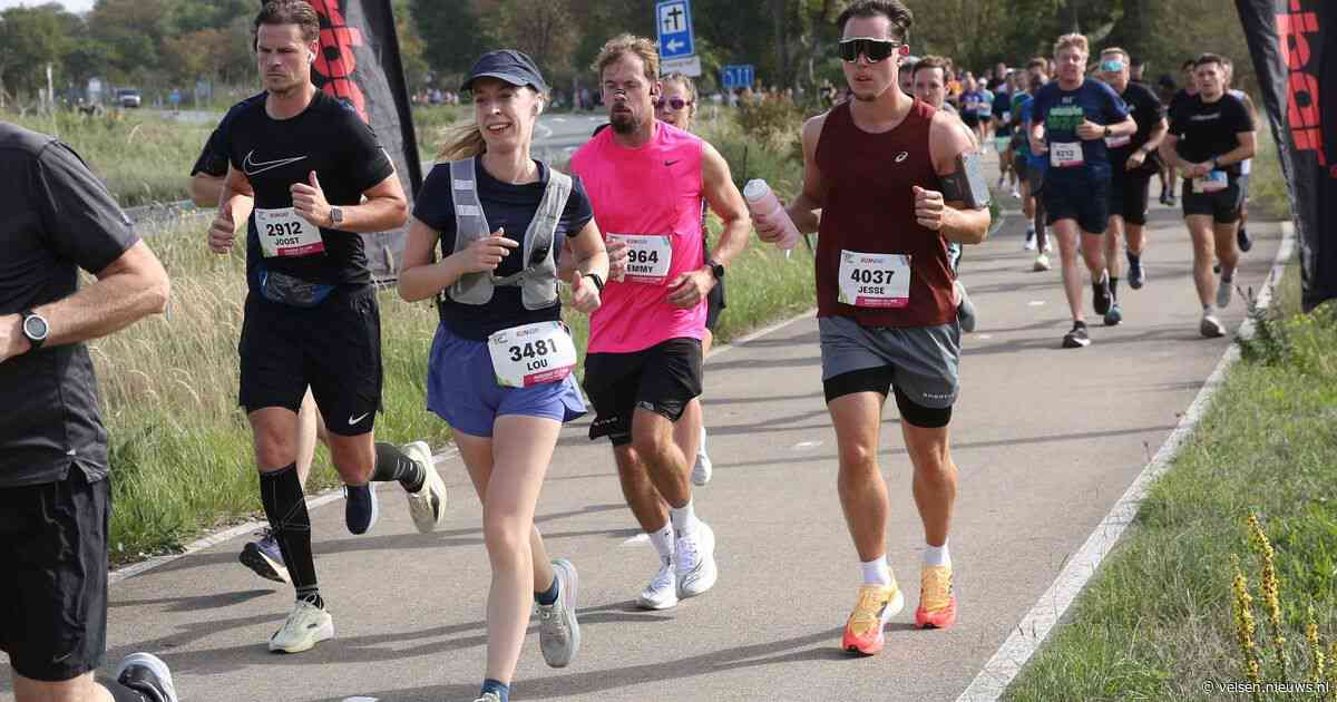 Guus Winkelmolen en Natascha Schippers winnen jubileumeditie Halve van Haarlem; 14.000 lopers aan de start