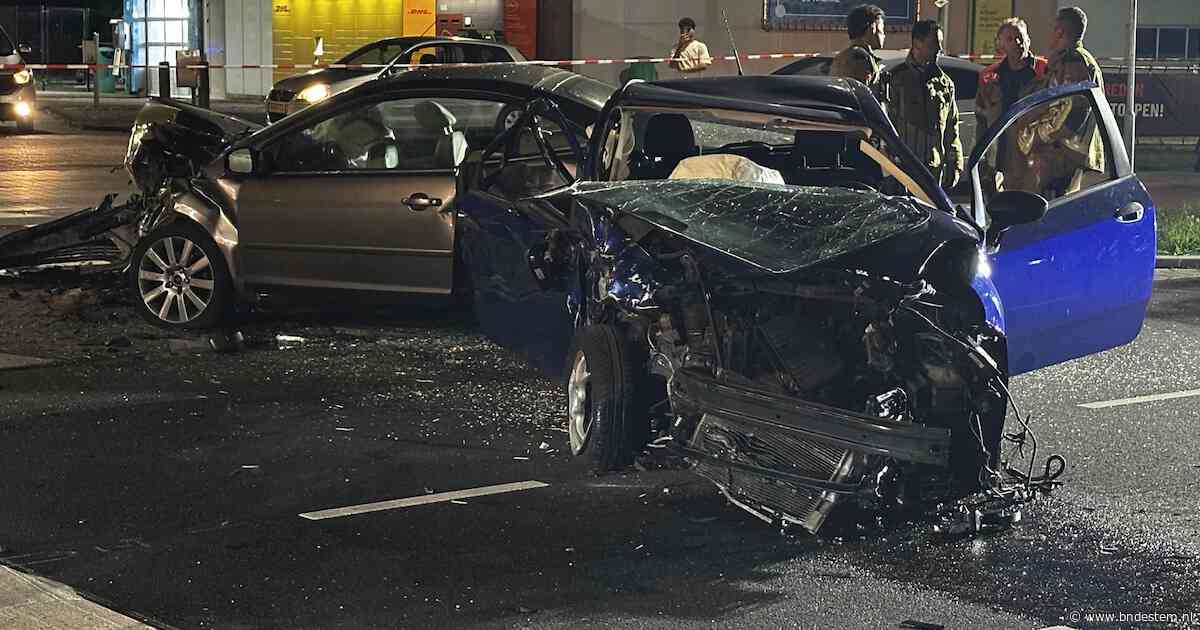 Grote schade na botsing tussen twee auto’s in Breda, weg moet dicht