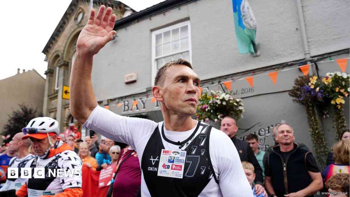 Gareth Southgate joins Kevin Sinfield on MND run