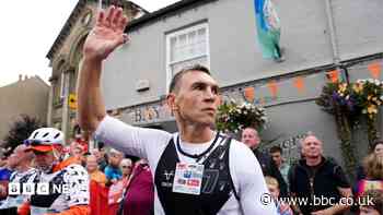 Gareth Southgate joins Kevin Sinfield on MND run