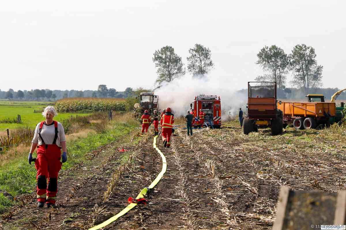 Hakselaar vliegt in brand aan Het Korige in Marum