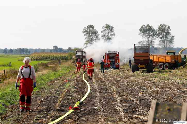 Hakselaar vliegt in brand aan Het Korige in Marum